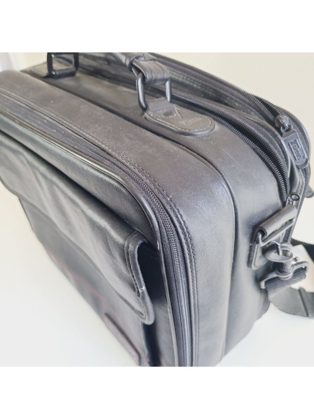 Targus Black Leather Laptop Bag With Shoulder Strap & Multiple Compartments - Picture 8 of 16